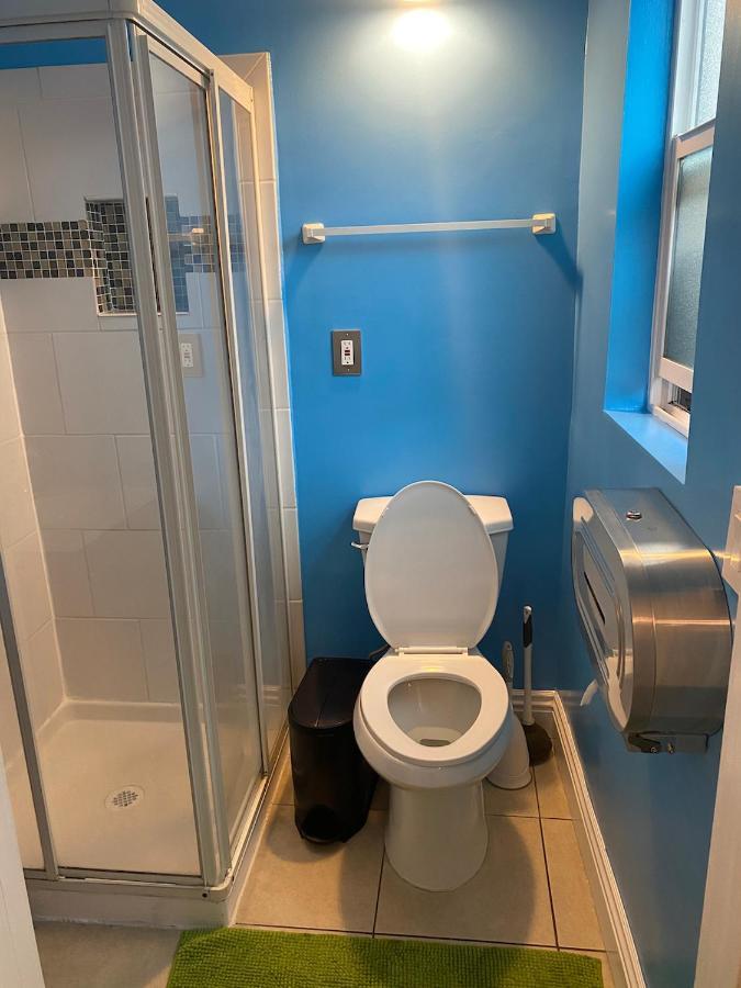 Habitación en casa particular Small Private La Bedroom W Wifi - Private Fridge - Ac Near Usc - Exposition Park - Usc Memorial Coliseum - Banc Of California Bmo Stadium - Downtown Angeles Dtla - Of Southern California Usc!!! Los Ángeles