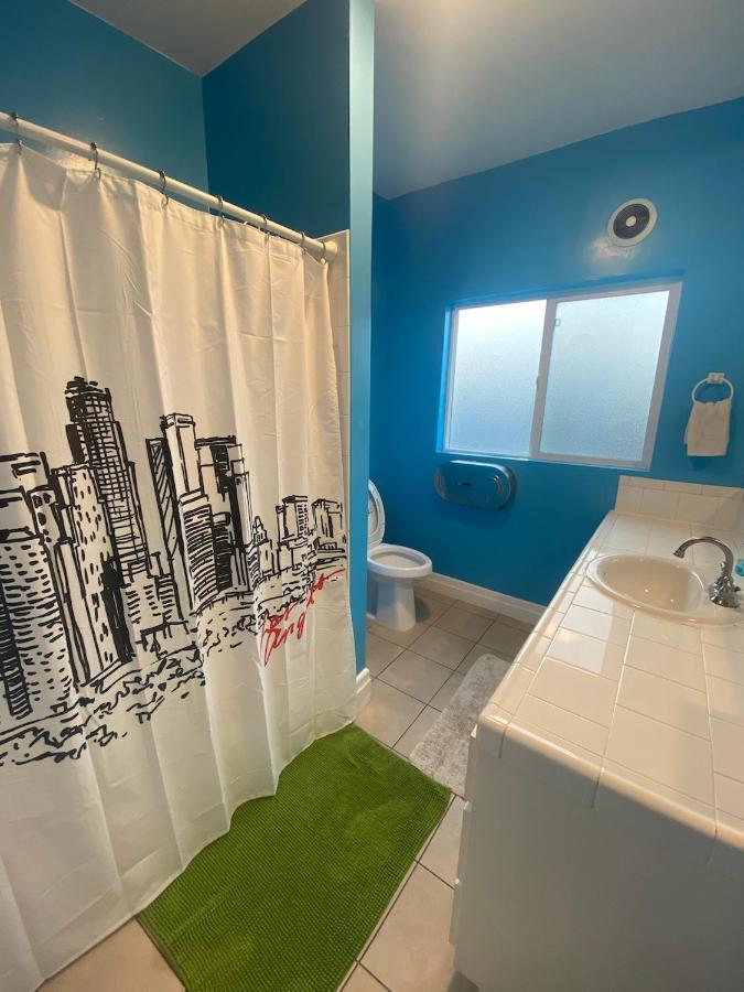 Habitación en casa particular Small Private La Bedroom W Wifi - Private Fridge - Ac Near Usc - Exposition Park - Usc Memorial Coliseum - Banc Of California Bmo Stadium - Downtown Angeles Dtla - Of Southern California Usc!!! Los Ángeles