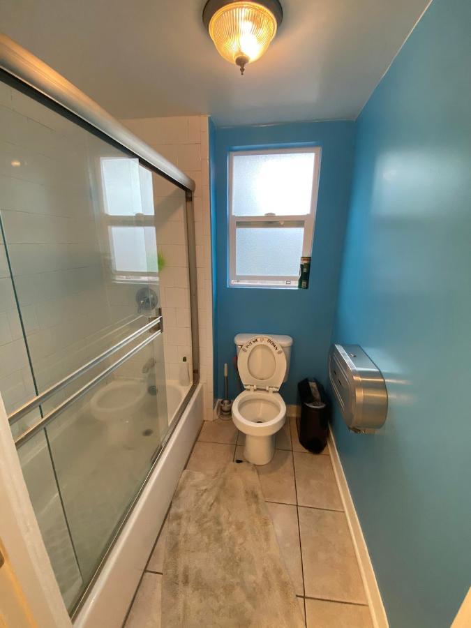 Habitación en casa particular Small Private La Bedroom W Wifi - Private Fridge - Ac Near Usc - Exposition Park - Usc Memorial Coliseum - Banc Of California Bmo Stadium - Downtown Angeles Dtla - Of Southern California Usc!!! *