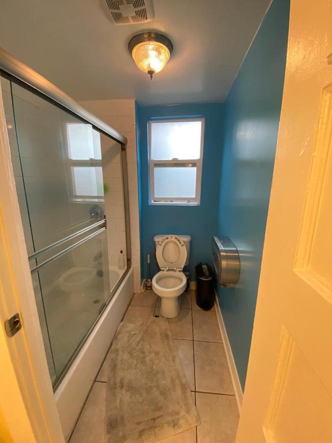 Habitación en casa particular Small Private La Bedroom W Wifi - Private Fridge - Ac Near Usc - Exposition Park - Usc Memorial Coliseum - Banc Of California Bmo Stadium - Downtown Angeles Dtla - Of Southern California Usc!!!