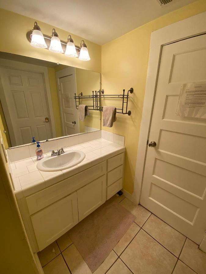 Small Private La Bedroom W Wifi - Private Fridge - Ac Near Usc - Exposition Park - Usc Memorial Coliseum - Banc Of California Bmo Stadium - Downtown Angeles Dtla - Of Southern California Usc!!! Habitación en casa particular *
