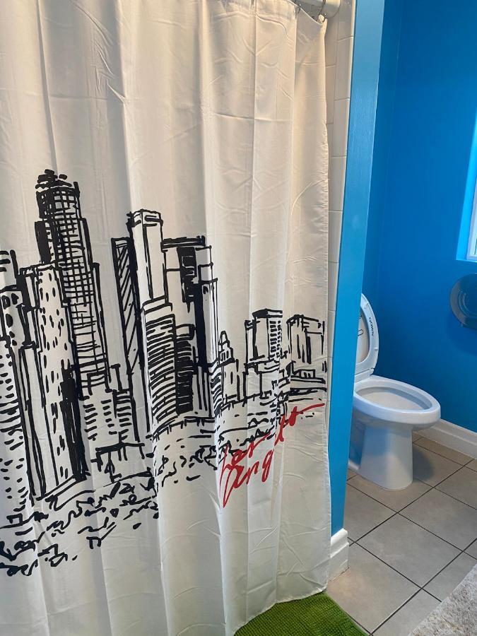 Habitación en casa particular Small Private La Bedroom W Wifi - Private Fridge - Ac Near Usc - Exposition Park - Usc Memorial Coliseum - Banc Of California Bmo Stadium - Downtown Angeles Dtla - Of Southern California Usc!!! *
