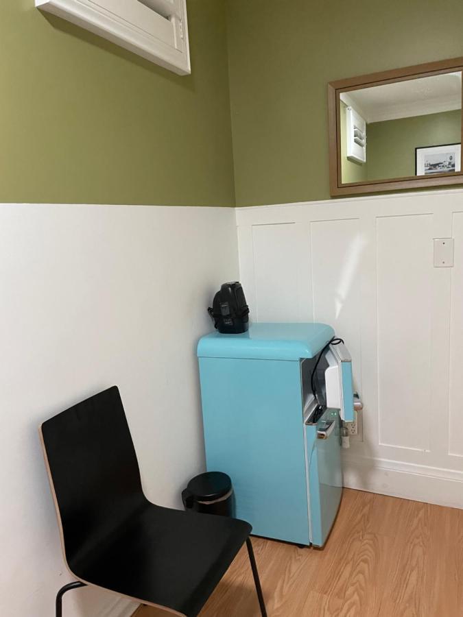 Habitación en casa particular Small Private La Bedroom W Wifi - Private Fridge - Ac Near Usc - Exposition Park - Usc Memorial Coliseum - Banc Of California Bmo Stadium - Downtown Angeles Dtla - Of Southern California Usc!!! Los Ángeles