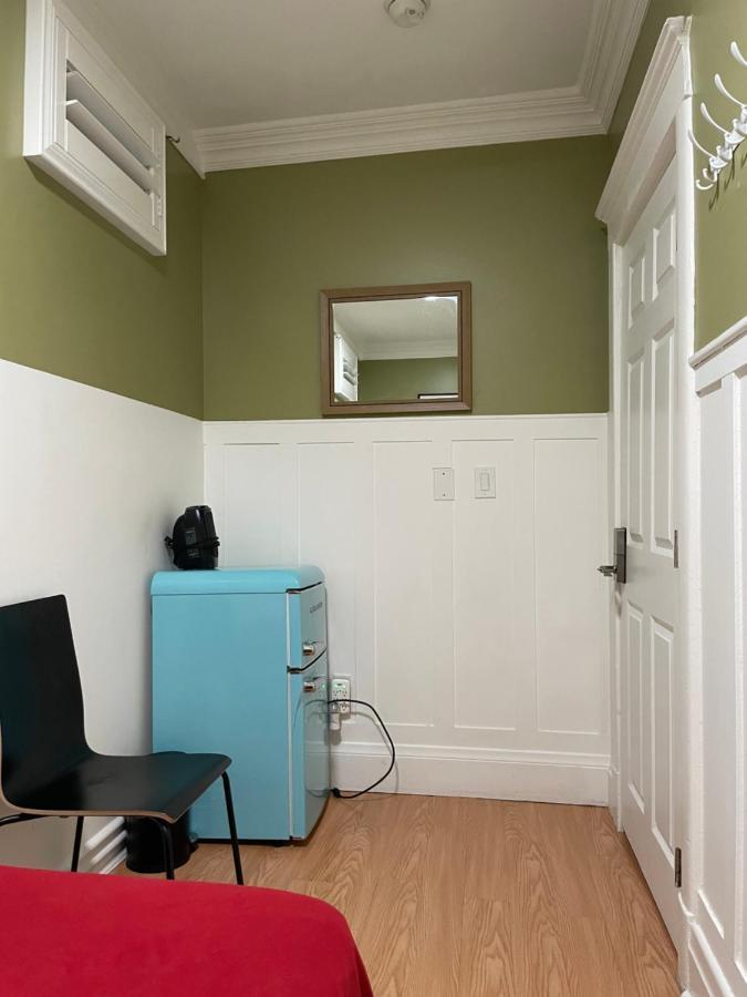 Habitación en casa particular Small Private La Bedroom W Wifi - Private Fridge - Ac Near Usc - Exposition Park - Usc Memorial Coliseum - Banc Of California Bmo Stadium - Downtown Angeles Dtla - Of Southern California Usc!!! *